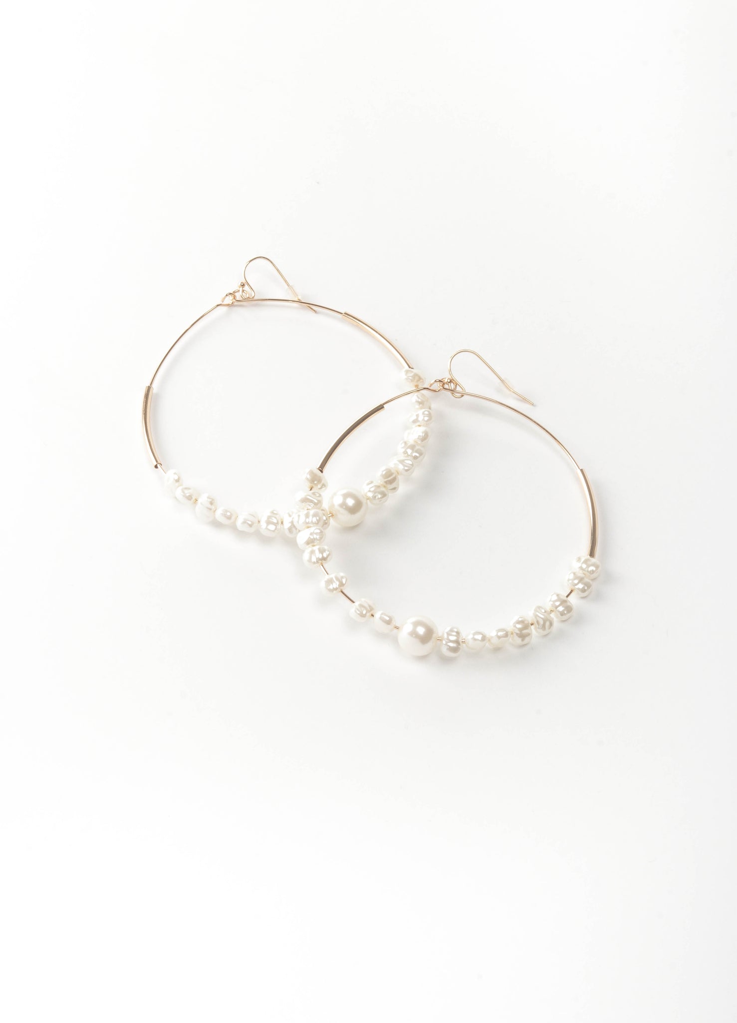 Gold hoops earrings with pearls 